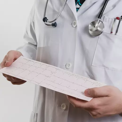 врач изучает результаты экг